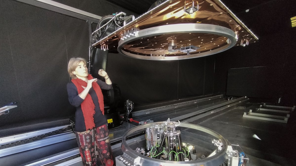 La directora de estrategia y desarrollo de negocio de Ciencia, Exploración y Transporte de GMV, Mariella Graziano, muestra un prototipo.