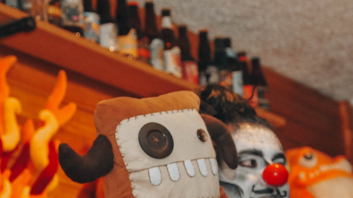 Las artistas confeccionan arte palpable a través de la creación de seres imaginarios y con olores.