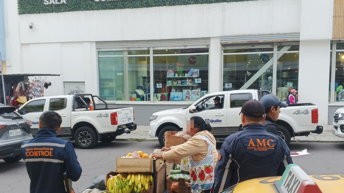 El 30 de mayo de 2024 se realizó un operativo de control en los exteriores del mercado Santa Clara, en Quito.