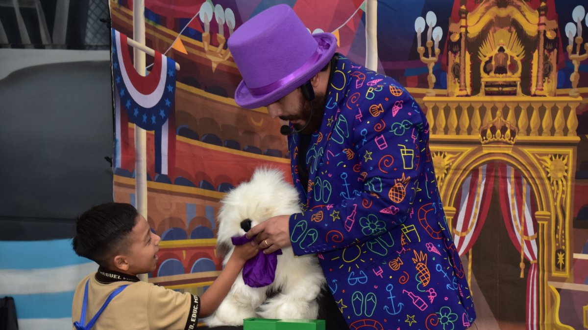 En la Terminal Terrestre de Guayaquil, un show de magia ha cautivado a los niños.