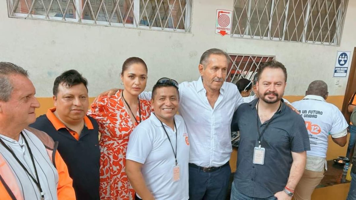 Jorge Sánchez (de camisa blanca) es el nuevo presidente del partido Izquierda Democrática.