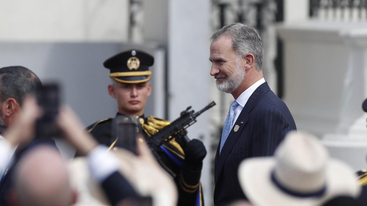 El rey Felipe VI saluda a su llegada para participar en la ceremonia de investidura del presidente salvadoreño, Nayib Bukele, este sábado.