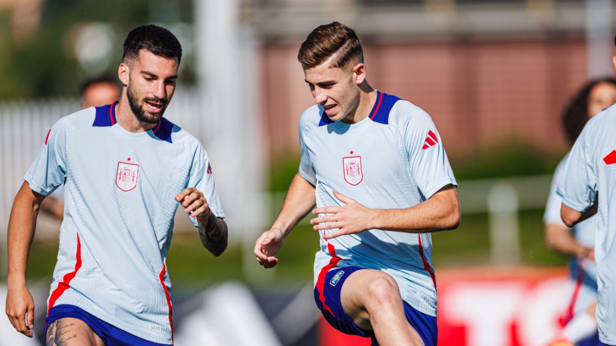 El plantel español realizó ejercicios de conducción con pase final.