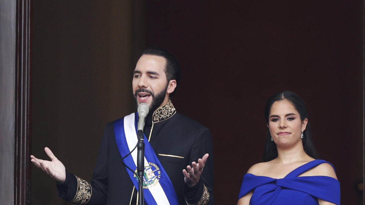 El presidente de El Salvador, Nayib Bukele, acompañado de su esposa, Gabriela Rodríguez, durante la ceremonia de investidura para un segundo mandato.