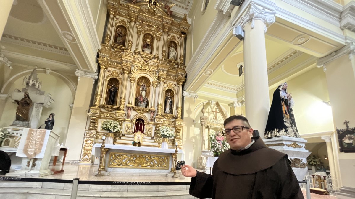 Templo. El padre César Morales, principal de la iglesia San Francisco, cuenta que luego de finalizar los arreglos en el exterior, se dará mantenimiento al altar principal.