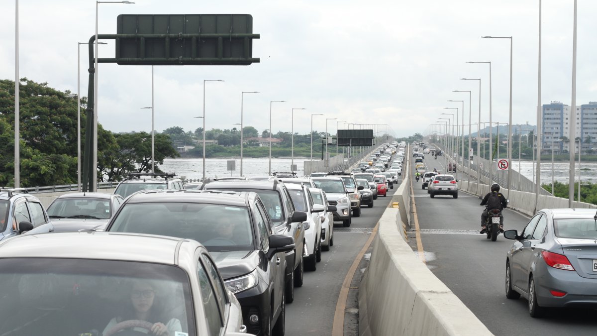 En las mañanas se registran atolladeros en los puentes que conectan Guayaquil con Daule y Samborondón.