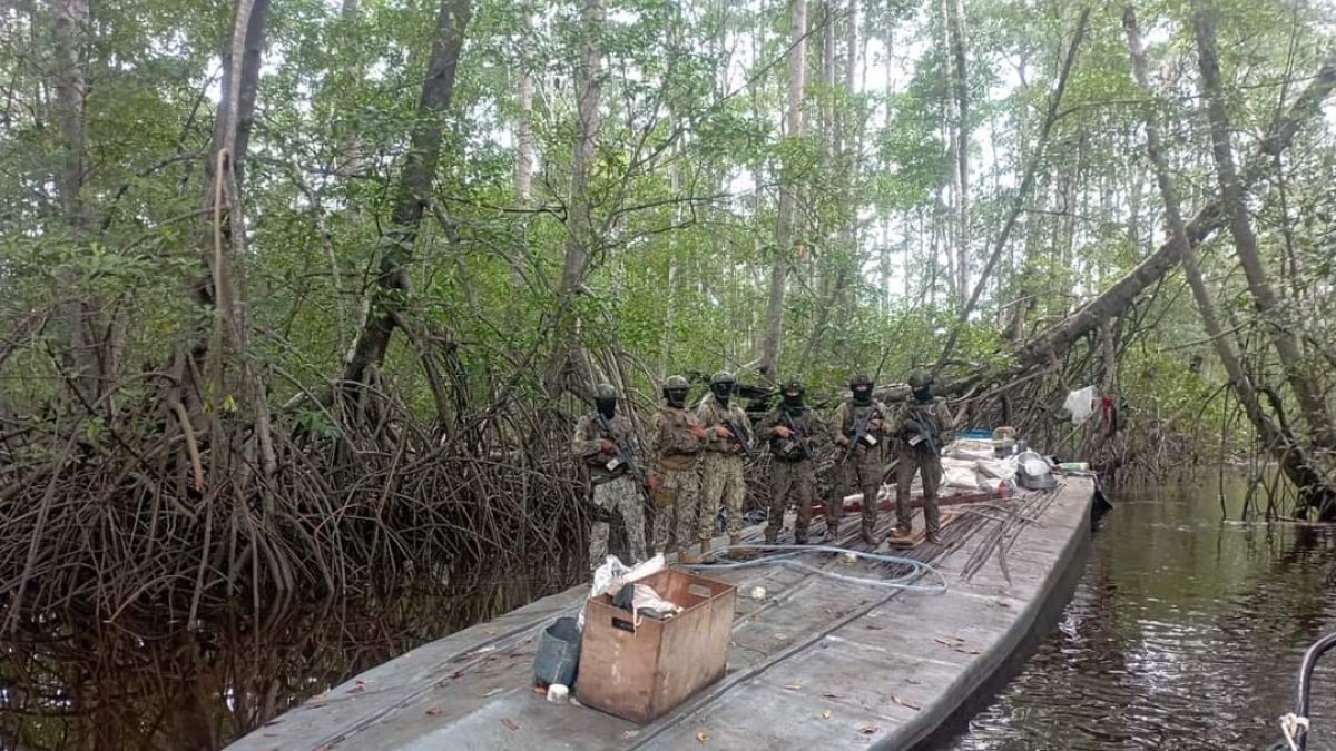 Militares hallan semisumergible en Esmeraldas.