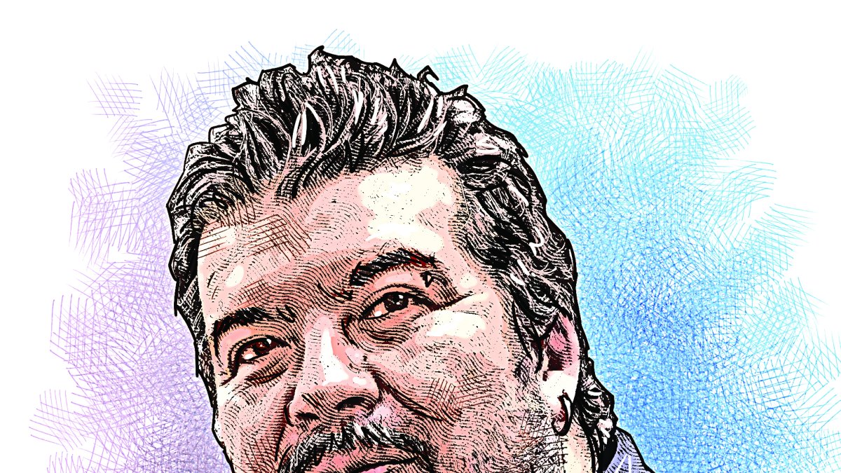 Juan Secaira nació en 1971. Es licenciado en Comunicación Social por la Pontificia Universidad Católica del Ecuador (PUCE).