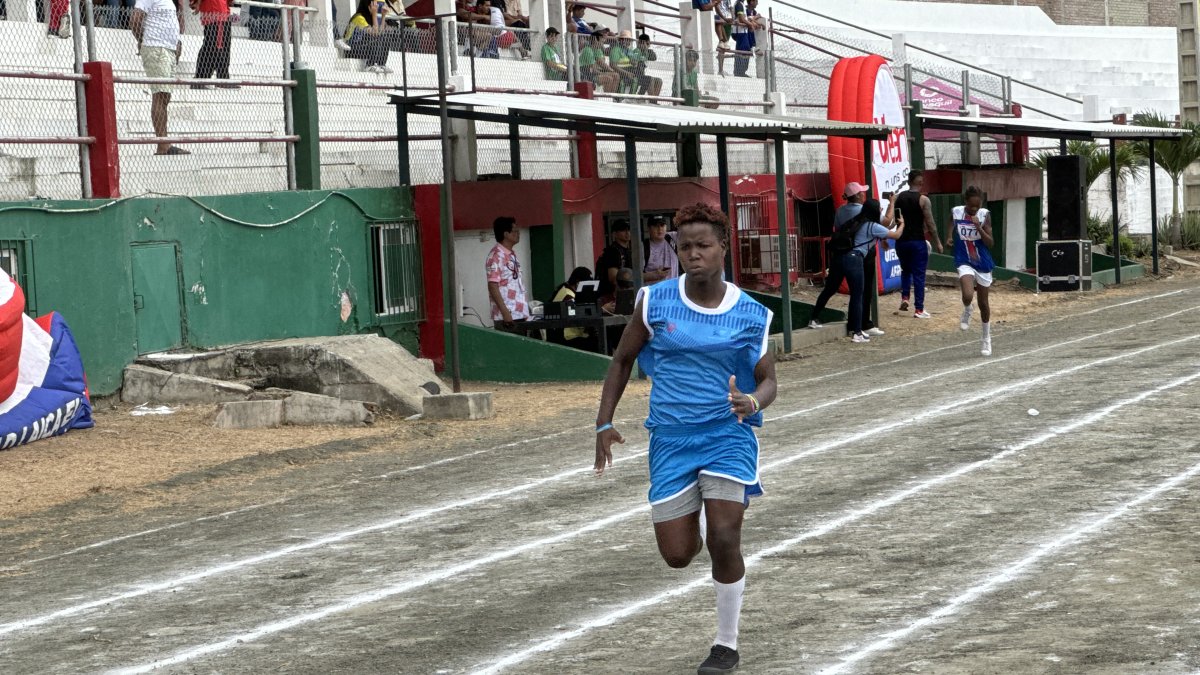 Melany Arroyo demostró su velocidad en las competencias de 100 y 200 metros planos desarrolladas en la pista atlética del estadio de la Universidad Laica Eloy Alfaro.