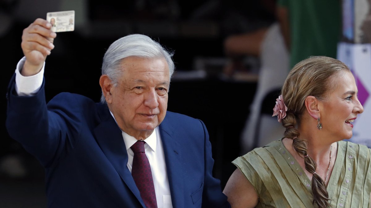 El presidente de México, Andrés Manuel López Obrador, en compañía de su esposa, Beatriz Gutiérrez, se retira tras votar en las elecciones este domingo 2 de junio.