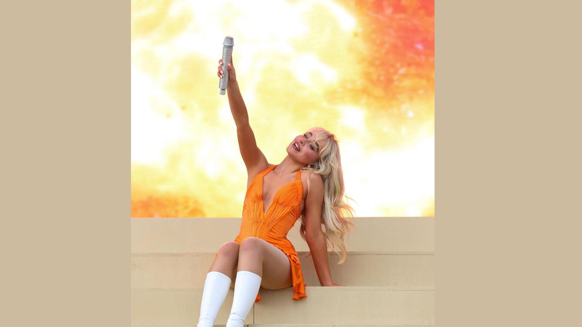 En su gira The eros tour, Taylor Swift la la presentó como “la brillante Sabrina Carpenter”.