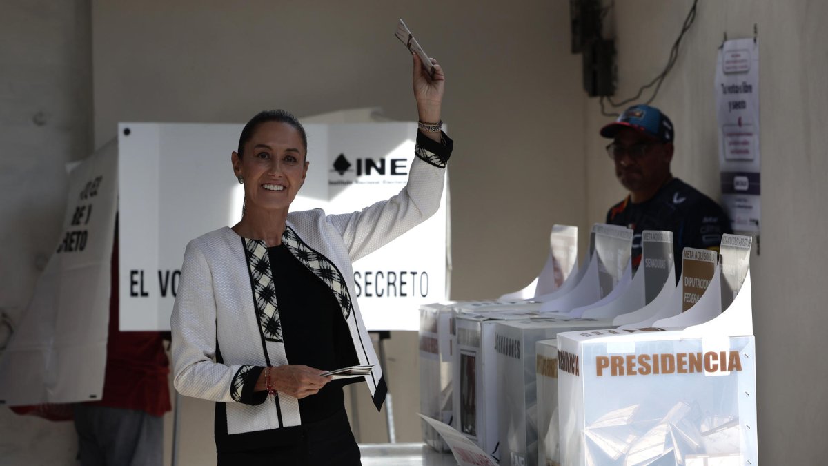 La candidata oficialista a la presidencia de México, Claudia Sheinbaum, emite su voto en las elecciones generales mexicanas este domingo 2 de junio.