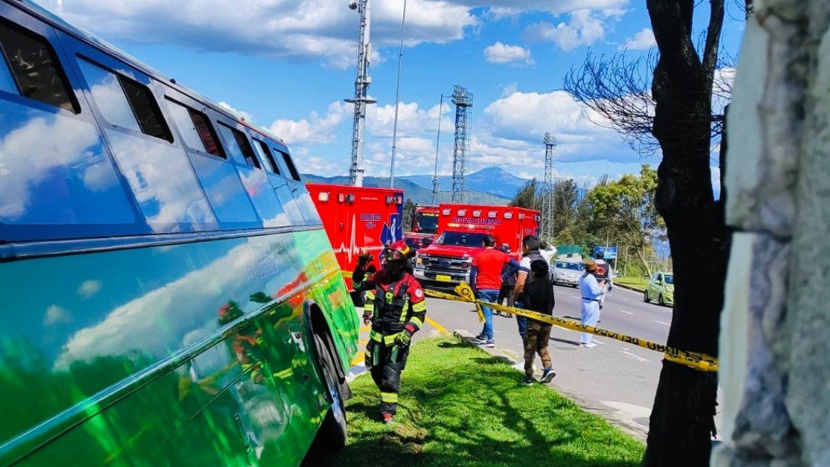 Pasajeros de un bus de transporte interparroquial resultaron afectados.