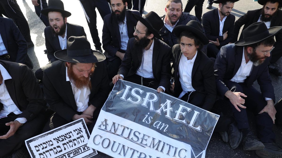 Judíos ultraortodoxos protestan en Jerusalén contra el alistamiento forzoso al Ejército.