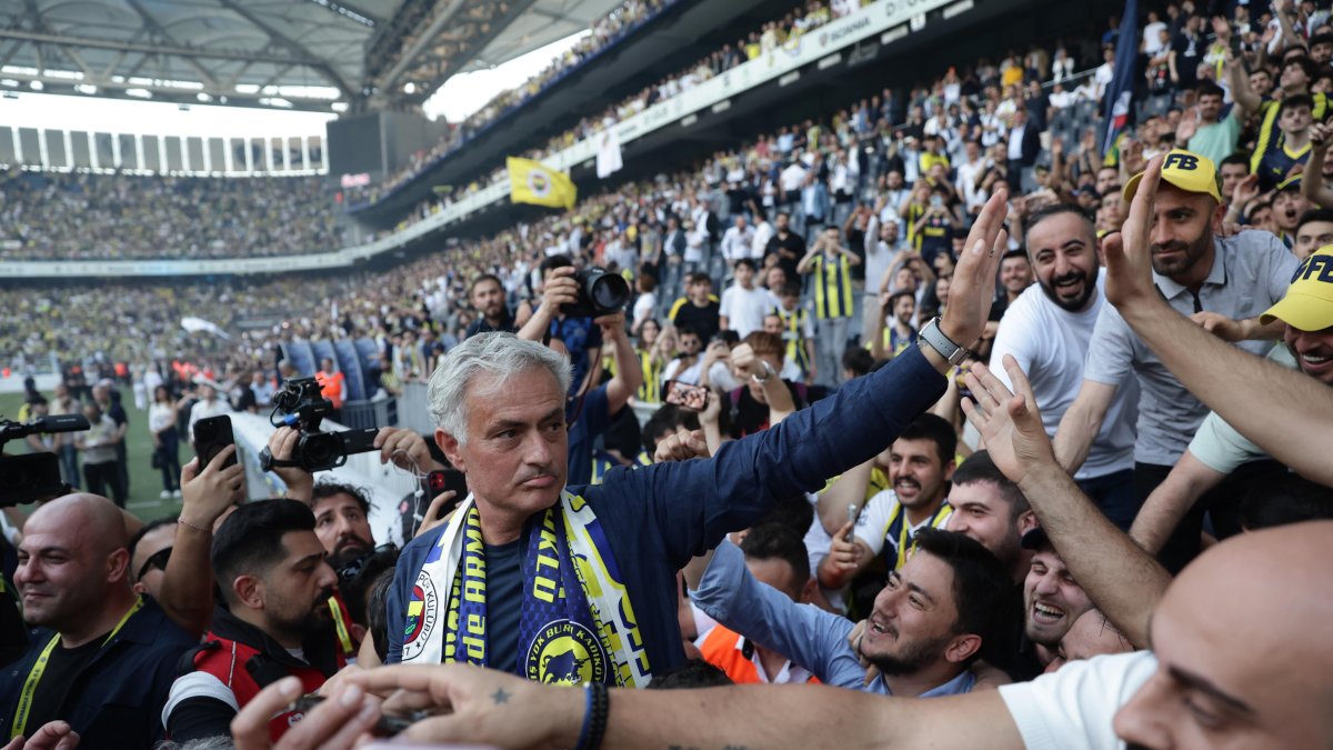 José Mourinho (c) posa para las selfies con los fans mientras es presentado como nuevo entrenador de Fenerbahce.