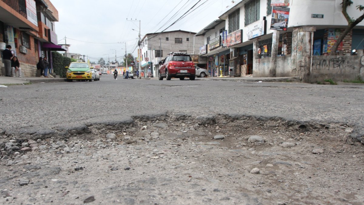 La falta de obras es un problema. La avenida Universitaria está llena de baches.