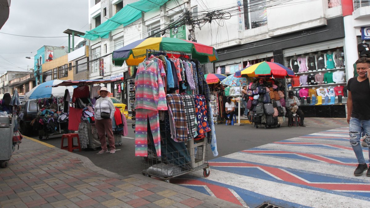 En la calle Juan Montalvo, en el centro de Tumbaco, se ubican decenas de comerciantes que se han tomado la acera y parte de la vía.