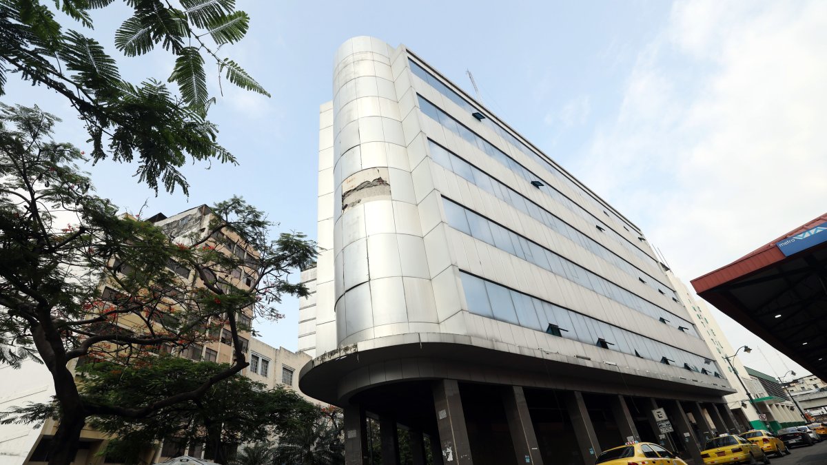 Situación. El edificio de la antigua sede de la Cámara de Comercio de Guayaquil, en la avenida Olmedo.