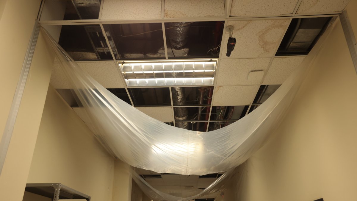 Cerca de las salas de exposiciones se encuentran áreas donde el techo se ha caído y con plásticos se ‘recoge’ el agua lluvia.