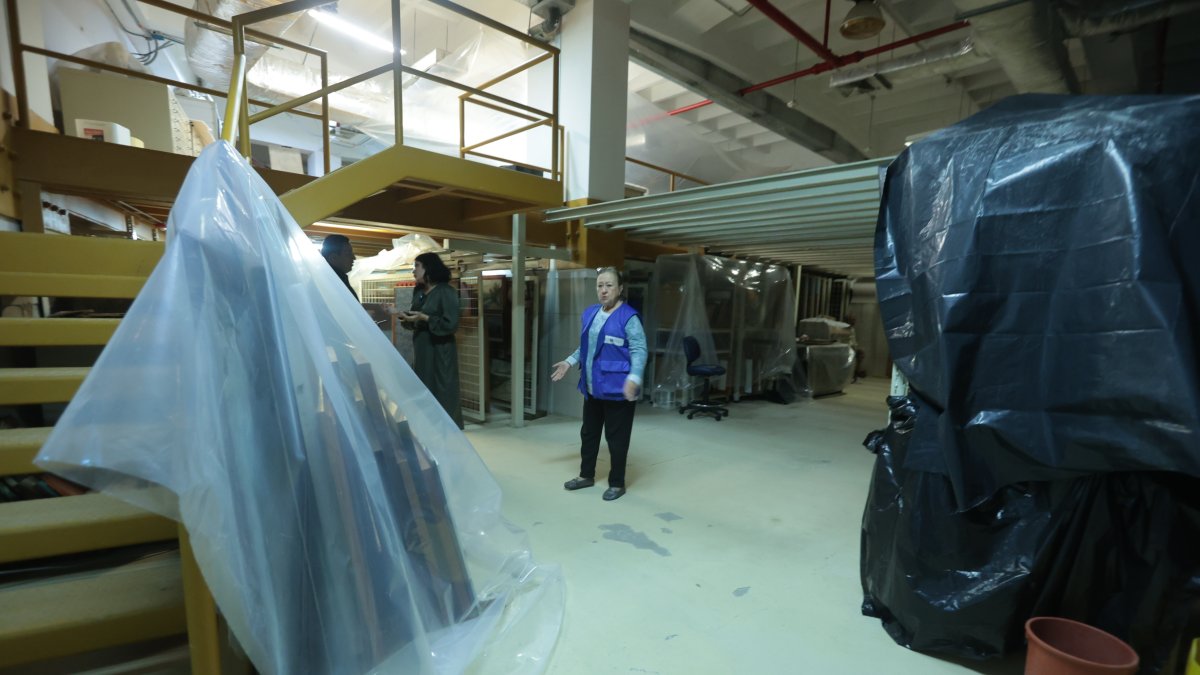 Las reservas del MAAC están en riesgo, pues las piezas se cubren con plásticos debido a la filtración de agua.