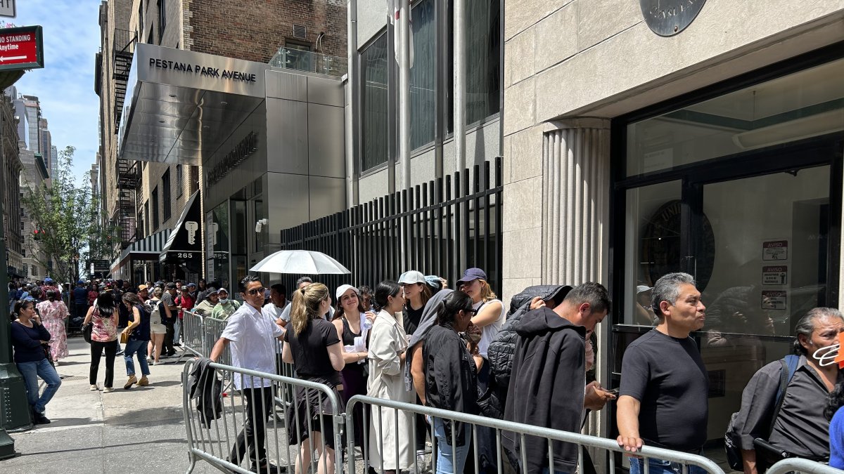 Mexicanos residentes en Nueva York asistieron a votar en las elecciones generales de su país este domingo en la sede del consulado de México en Nueva York (México)