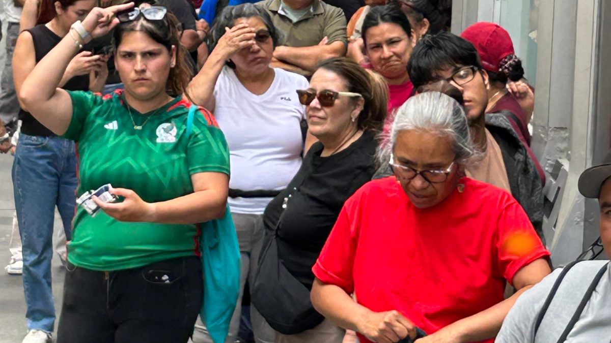 Mexicanos residentes en Nueva York asisten a votar en las elecciones generales de su país este domingo