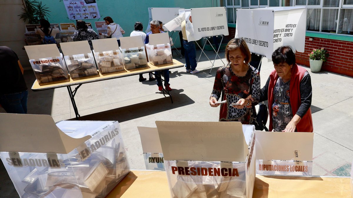 Ciudadanos emiten su voto en las elecciones generales mexicanas este domingo, en un colegio electoral en la ciudad de Toluca en el Estado de México (México).