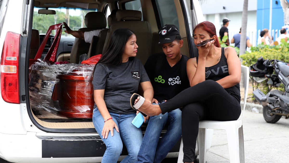 Fallecido. Familiares de Kevin Mendoza lloraban su muerte afuera de la morgue. Otros dos familiares de ellos se encontraban heridos.