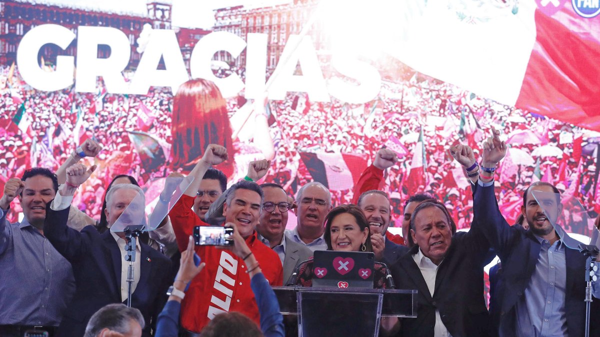 La candidata presidencial opositora Xóchitl Gálvez,habla durante una rueda de prensa este domingo, en Ciudad de México (México).