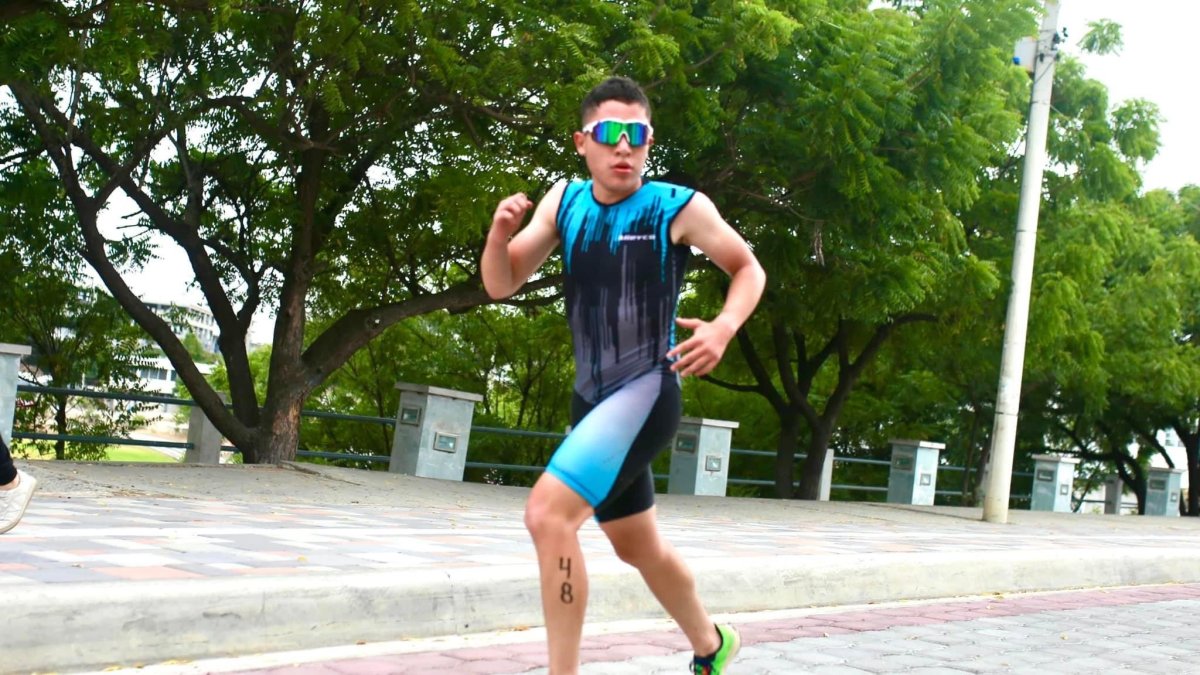Richard Cueva Íñiguez durante la competencia de triatlón en Manta.
