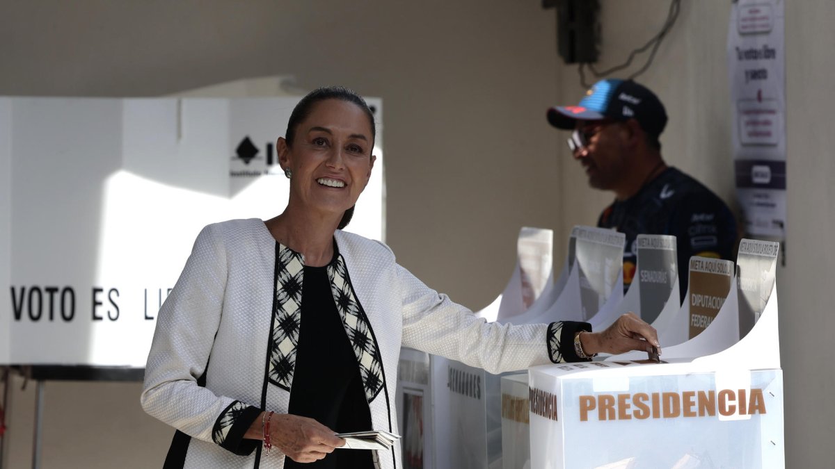 La candidata oficialista a la presidencia de México, Claudia Sheinbaum, vota en las elecciones generales mexicanas este domingo, en un colegio electoral en la Ciudad de México (México).