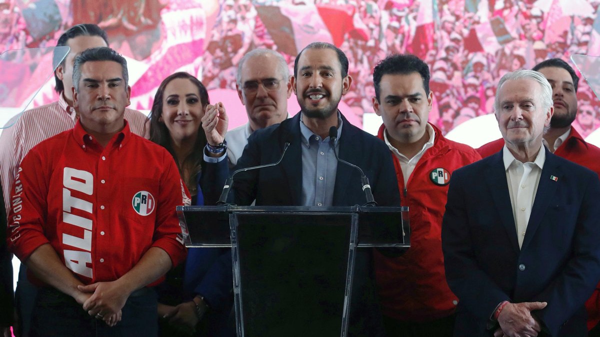 El líder nacional del Partido Acción Nacional (PAN), Marco Cortes (c), habla durante una rueda de prensa este domingo en Ciudad de México (México).