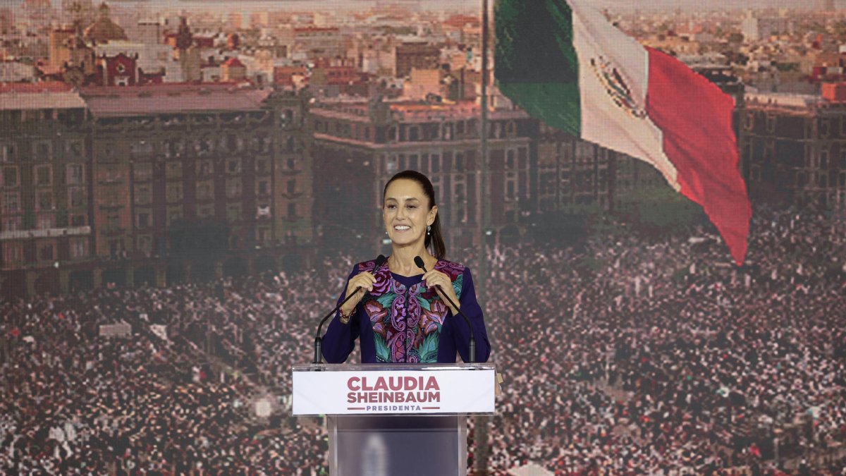 La candidata oficialista a la presidencia de México, Claudia Sheinbaum, habla durante una conferencia de prensa este lunes en la Ciudad de México (México).