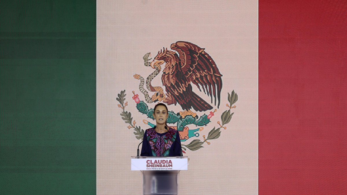 La candidata oficialista a la presidencia de México, Claudia Sheinbaum, habla durante una conferencia de prensa este lunes en la Ciudad de México.