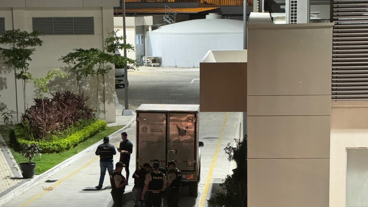 El vehículo de Medicina Legal llegó al Hospital Rodríguez Zambrano.