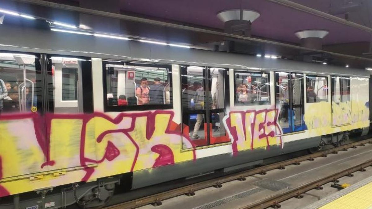 La empresa Metro de Quito confirmó la vandalización de la unidad.