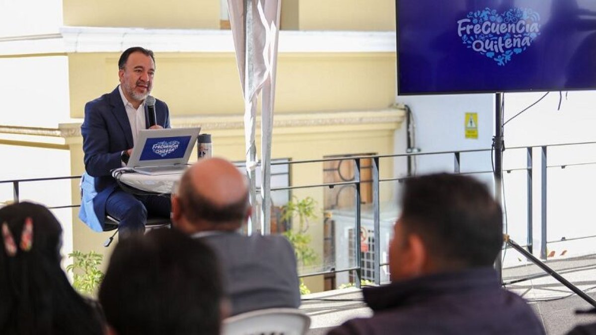 El alcalde reaccionó tras la vandalización de un tren del Metro de Quito.