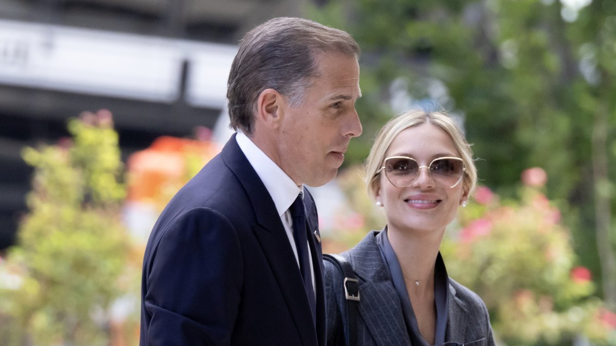 Hunter Biden (i), hijo del presidente de EE.UU. Joe Biden, y su esposa Melissa Cohen Biden (d), llegan a la corte el primer día de juicio contra Hunter