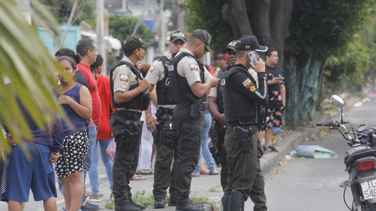 Agentes policiales y familiares de la víctima llegaron al sitio al conocer el suceso.