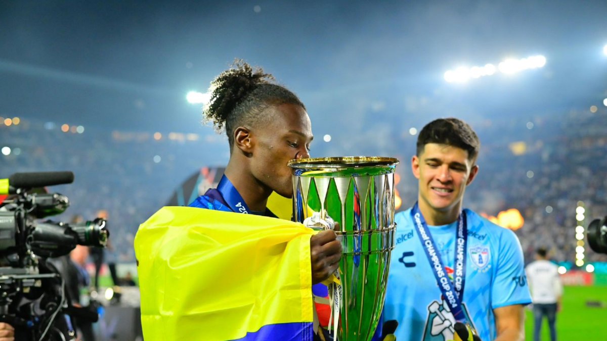 Andrés Micolta arropado de la bandera de Ecuador, besa la Concachampions que ganó con Pachuca.