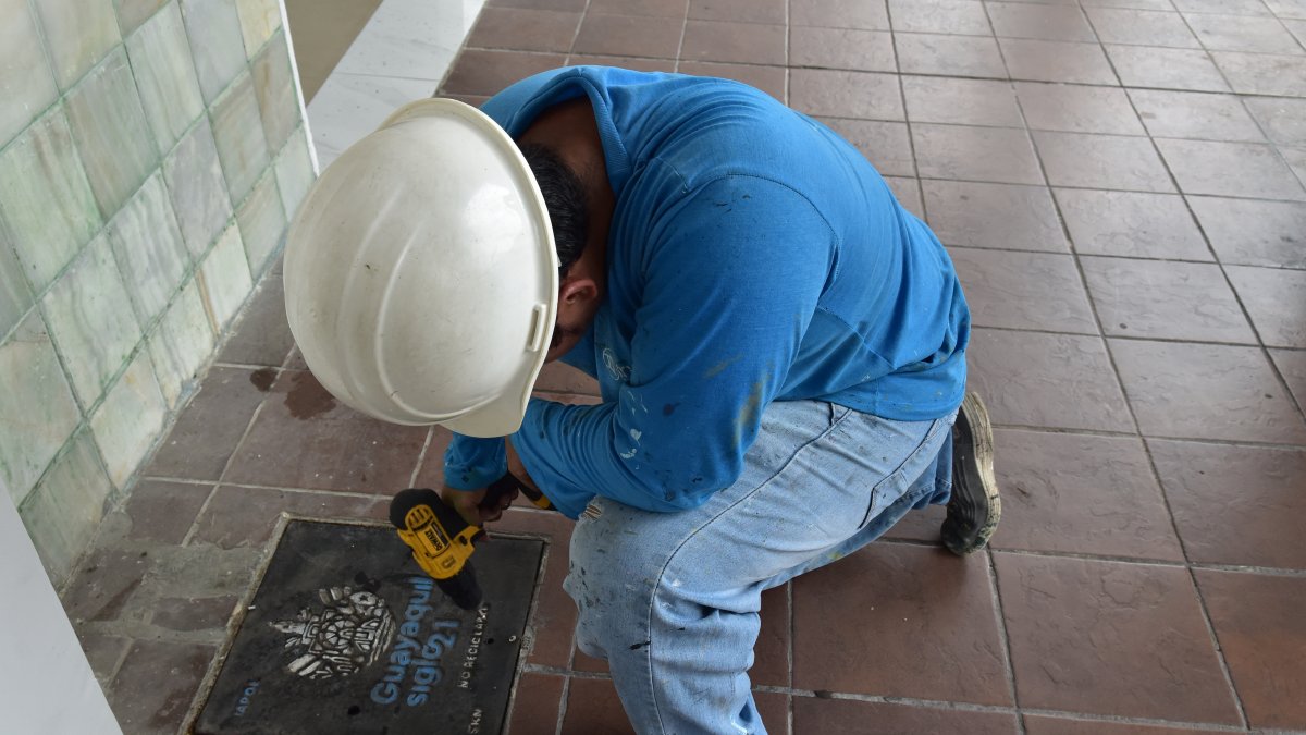 coloca tapas plásticas no reciclables como plan piloto para evitar robos de bienes
públicos