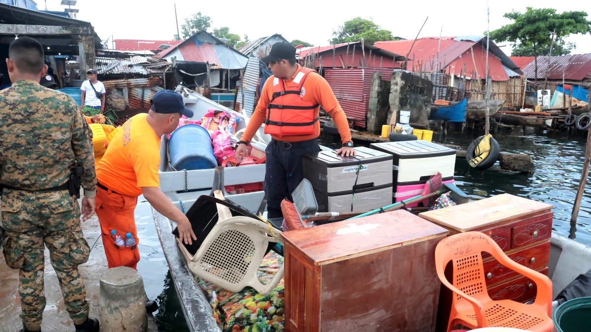 Ejército y trabajadores de emergencia apoyan el traslado traslado de la comunicad indígena Guna Yala de una de las diminutas islas.