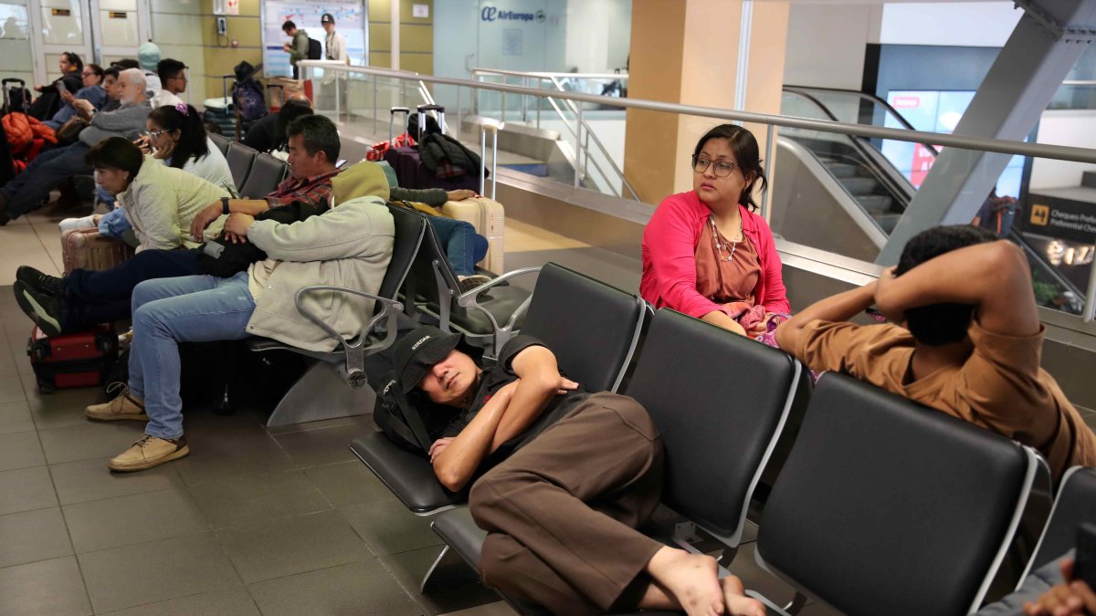 Lima.- Viajeros varados tratan de encontrar soluciones para sus viajes, debido al cierre del terminal por un corte de luz en la pista de aterrizaje.