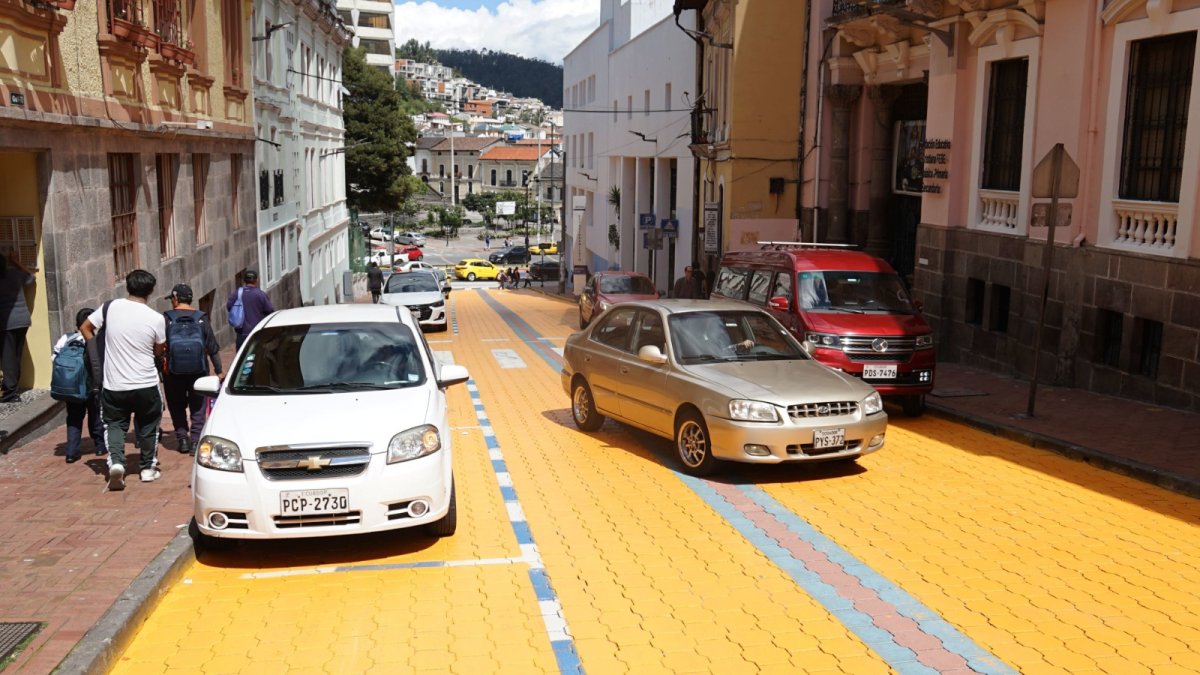 Los adoquines de la calle Caldas fueron pintados de color naranja.