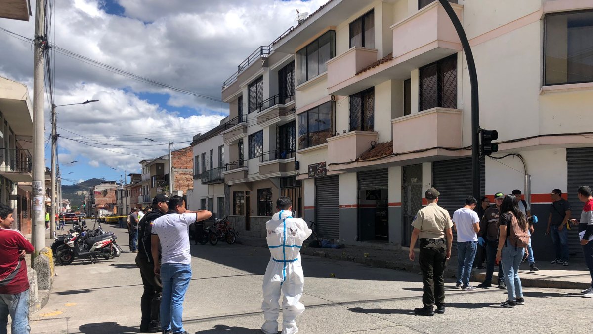 Personal de Criminalística realizó el levantamiento del cadáver del hombre que fue asesinado al estilo sicariato en el centro de Cuenca.