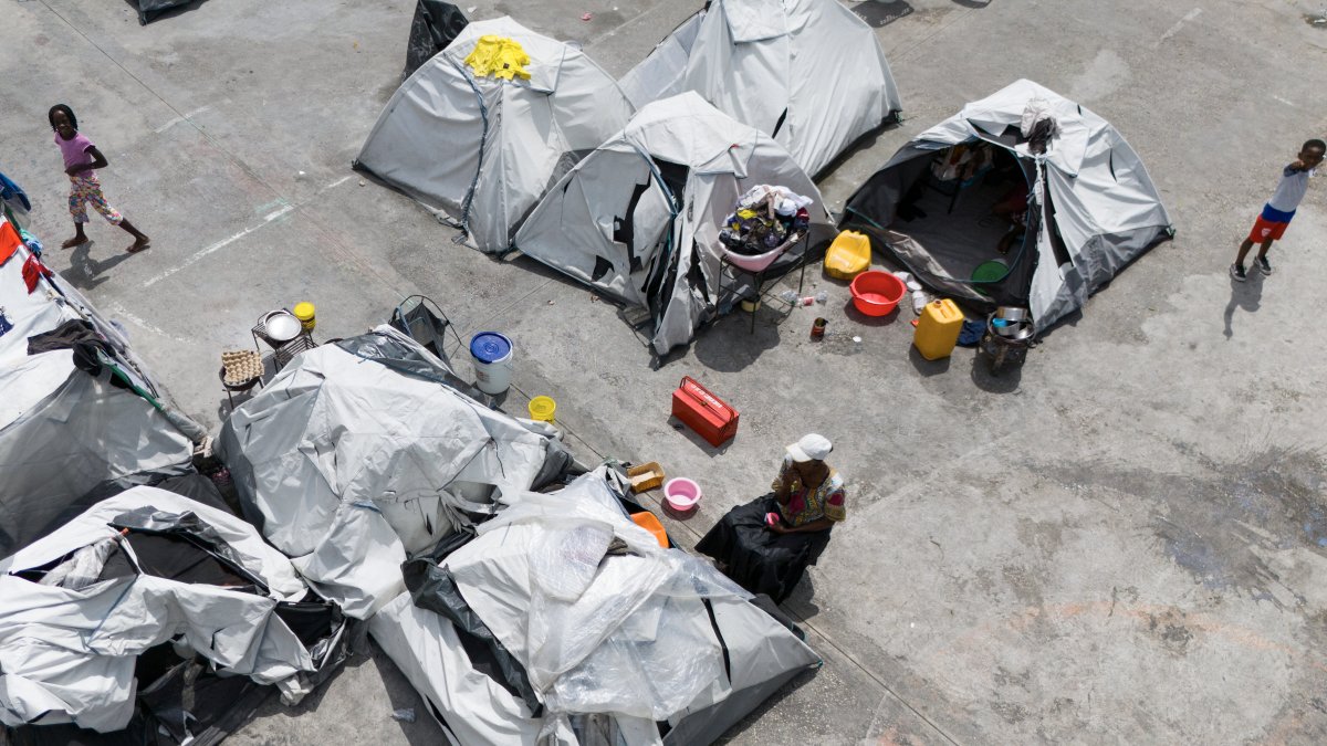 Un campamento, este domingo en el centro deportivo Gymnasium Vincent, en Puerto Principe (Haití).