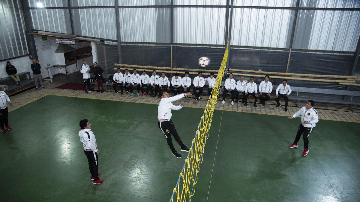 En una cancha del Valle de los Chillos, 'Los más queridos' se reúnen para jugar durante varias horas.