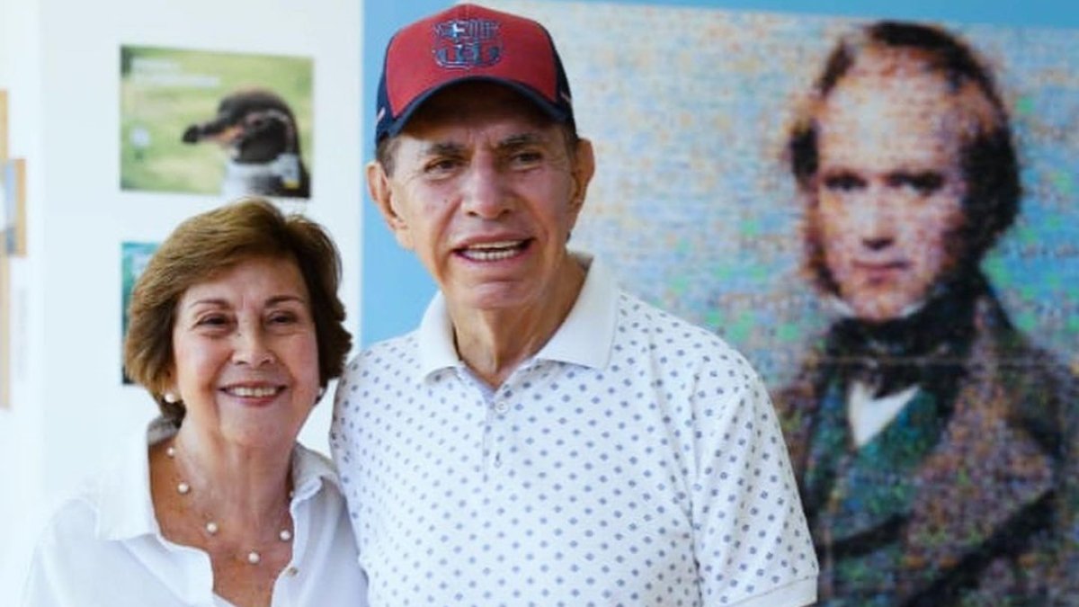 Alfonso Espinosa de los Monteros con su esposa.