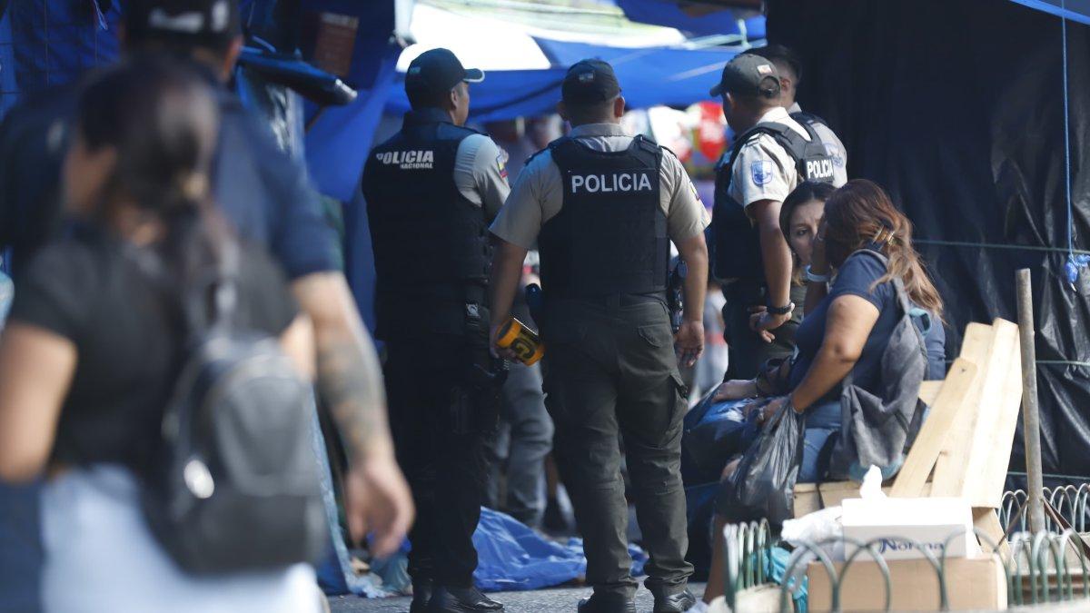 Luego de la muerte violenta, se levantaron los cuerpos por los equipos especializados y de ahí se desalojó a los comerciantes del lugar.