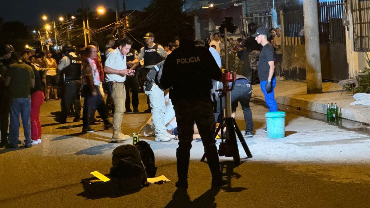 Sicariato. Dos de las víctimas quedaron en una vereda del lugar mientras que una tercera víctima fue trasladada al Centro de Salud de la parroquia Eloy Alfaro donde se confirmó su deceso.